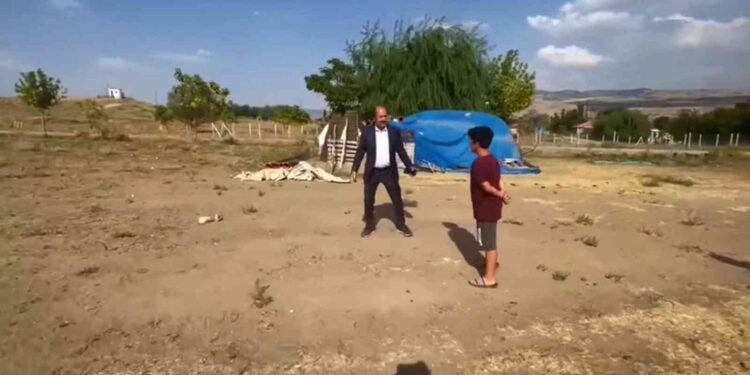 Galatasaraylı Çocuk ile Milletvekili Arasında Gülümseten Diyalog.