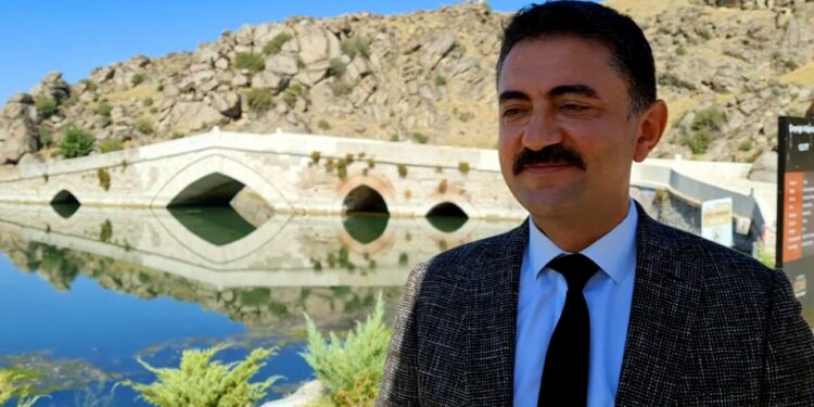 Çeşnigir Köprüsü asırlardır tarihe ışık tutuyor.