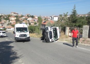 Ambulans otomobil ile çarpıştı, 4 yaralı.