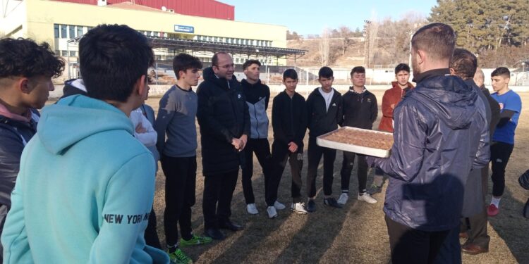 Keskin kaymakamı Tunahan Çil, Keskin Gençlik Spor Klubü futbol takımını ziyaret