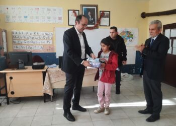 Keskin Kaymakamı Çil öğrencilerin Karne Heyacanına Ortak Oldu.