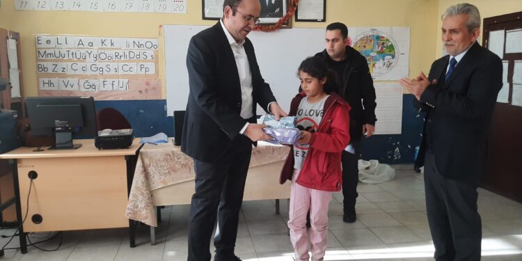 Keskin Kaymakamı Çil öğrencilerin Karne Heyacanına Ortak Oldu.