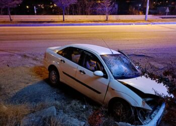 Kontrolden çıkan otomobil bariyerlere çarptı, yaralılar var