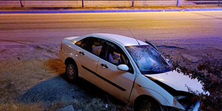Kontrolden çıkan otomobil bariyerlere çarptı, yaralılar var