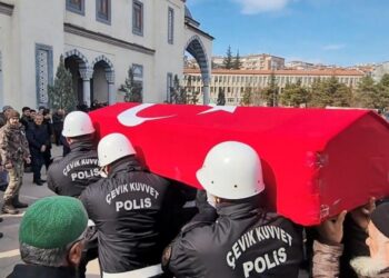 Depremde hayatını kaybedenler son yolculuğa uğurlanıyor