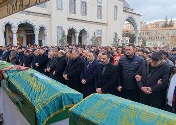 Yaralı halde gelerek eşini ve 2 çocuğunu son yolculuğa uğurladı