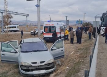 Yolcu otobüsü ile otomobil çarpıştı