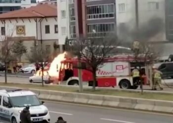 Seyir halindeki araçtan alevler yükseldi