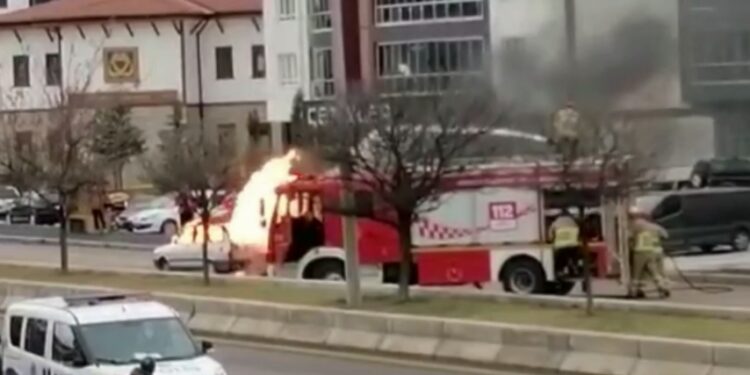 Seyir halindeki araçtan alevler yükseldi