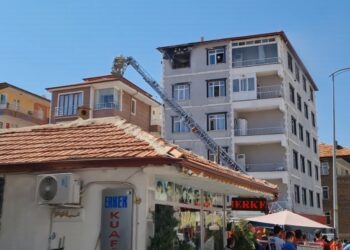 Yangında apartman boşaltıldı, 4 kişi hastaneye kaldırıldı
