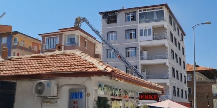 Yangında apartman boşaltıldı, 4 kişi hastaneye kaldırıldı