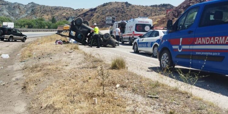 Seyir halindeki otomobil kontrolden çıkarak takla attı