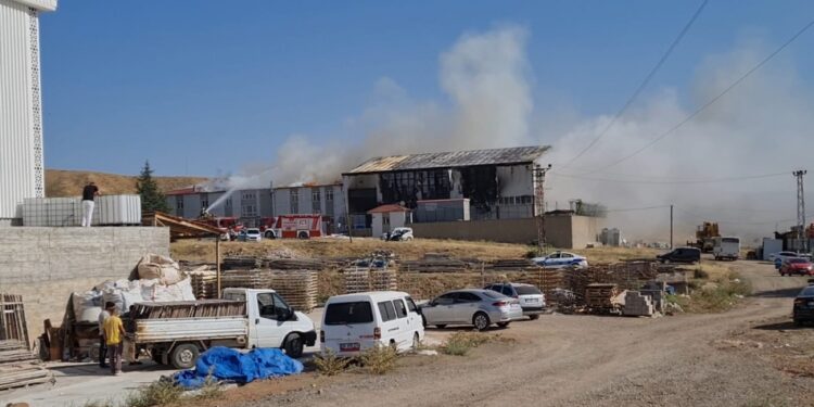 Mermi kovanı üreten fabrikada büyük yangın