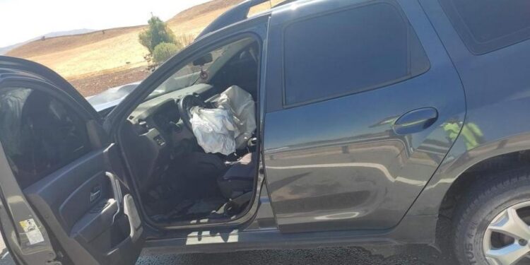 Seyir halindeki sürücü boya ikmal kamyonuyla çarpıştı