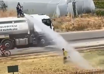 Sıcaktan Bunalan Çocuklar Serinlemenin Yolunu Buldu