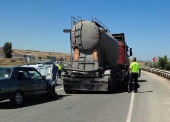 Trafik kazasında tırla otomobil çarpıştı