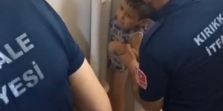 Kırıkkale’de Sıkışan Çocuğu İtfaiye Kurtardı