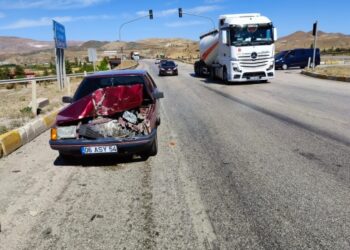 Seyir halindeki araçlar çarpıştı