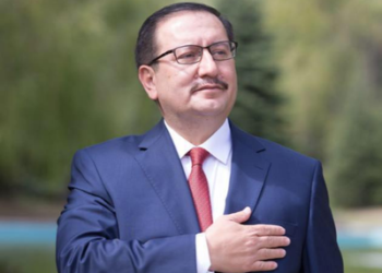 Akyön Ankara Kitap Fuarında, Kitaplarını İmzalıyor.